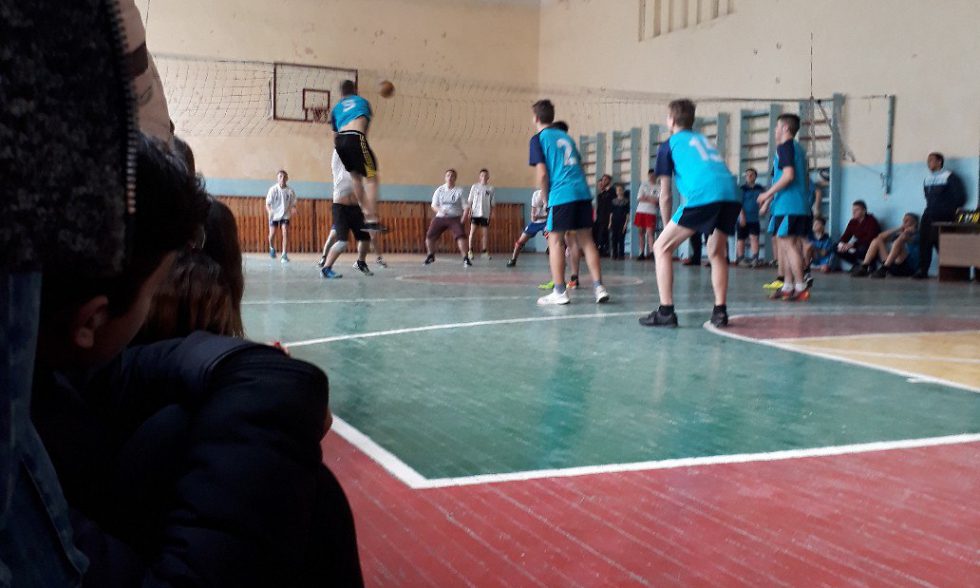 Вітаємо команду учнів школи та тренера, які посіли  І місце  у змаганнях з волейболу