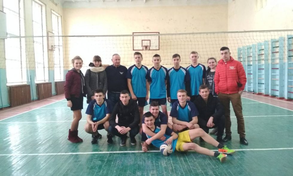 Вітаємо команду учнів школи та тренера, які посіли  І місце  у змаганнях з волейболу