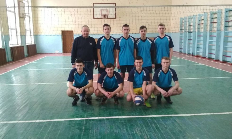 Вітаємо команду учнів школи та тренера, які посіли  І місце  у змаганнях з волейболу