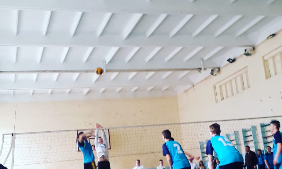 Вітаємо команду учнів школи та тренера, які посіли  І місце  у змаганнях з волейболу