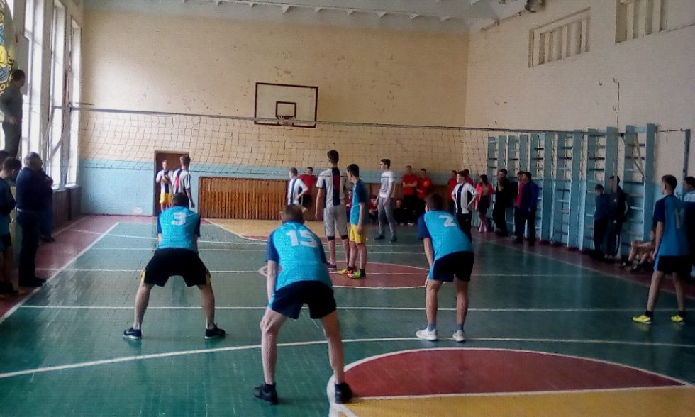 Вітаємо команду учнів школи та тренера, які посіли  І місце  у змаганнях з волейболу