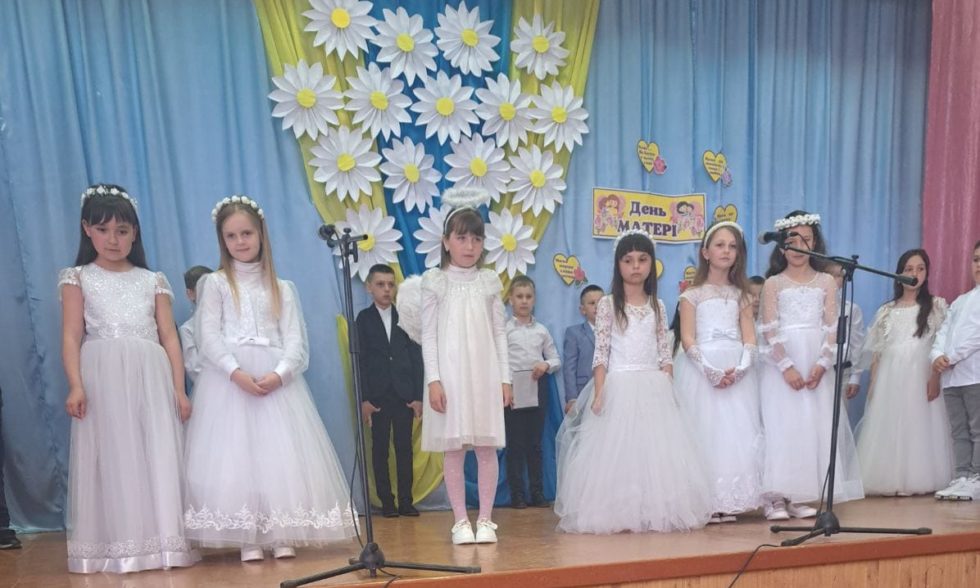 ДЕНЬ МАТЕРІ від учнів 3-А класу!