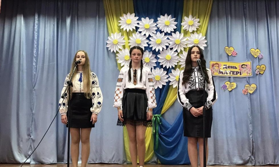 ” НЕХАЙ В ВІКАХ ЖИВЕ КРИЛАТЕ, БЛАГОСЛОВЕННЕ СЛОВО МАТИ!”