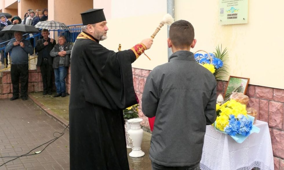 У ЧОРНОЛІЗЦЯХ ВІДКРИЛИ АНОТАЦІЙНУ ДОШКУ ГЕРОЮ ВОЛОДИМИРУ КОЗАКУ