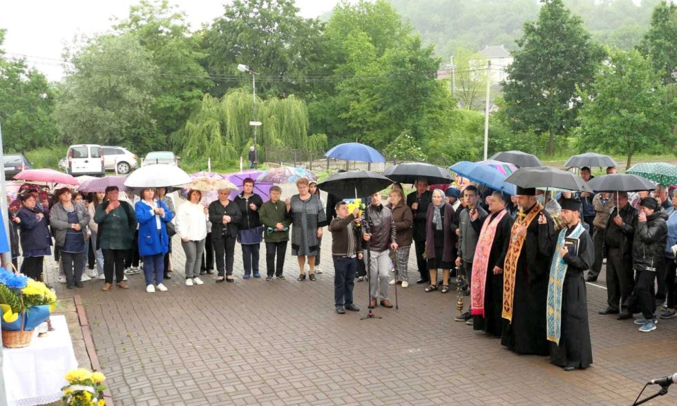 У ЧОРНОЛІЗЦЯХ ВІДКРИЛИ АНОТАЦІЙНУ ДОШКУ ГЕРОЮ ВОЛОДИМИРУ КОЗАКУ