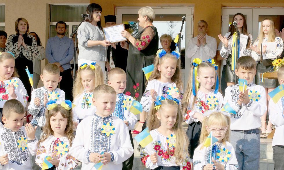 УЖЕ 20-Й РІК ПОСПІЛЬ ЧОРНОЛІЗЬКИЙ ЛІЦЕЙ ВІТАЄ ПЕРШАЧКІВ