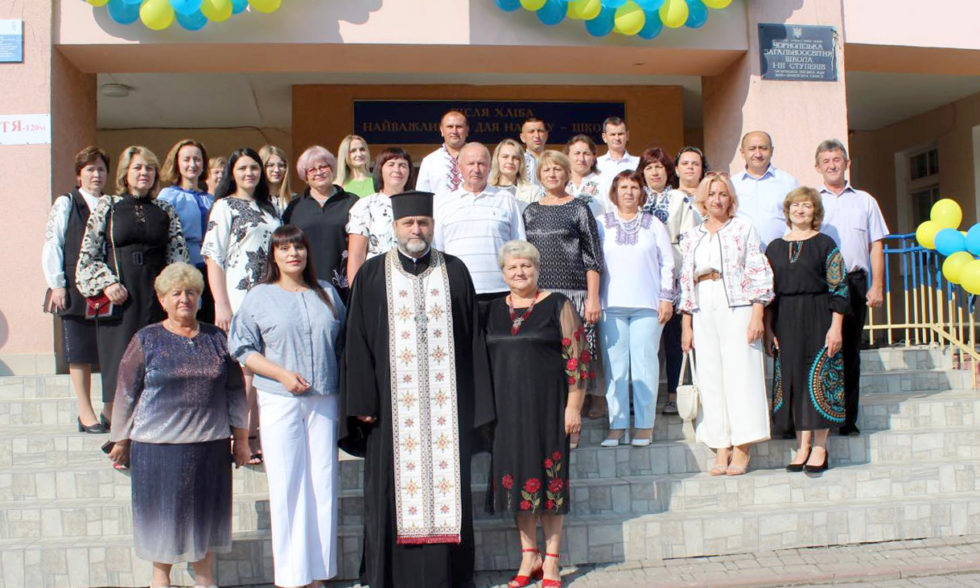 УЖЕ 20-Й РІК ПОСПІЛЬ ЧОРНОЛІЗЬКИЙ ЛІЦЕЙ ВІТАЄ ПЕРШАЧКІВ