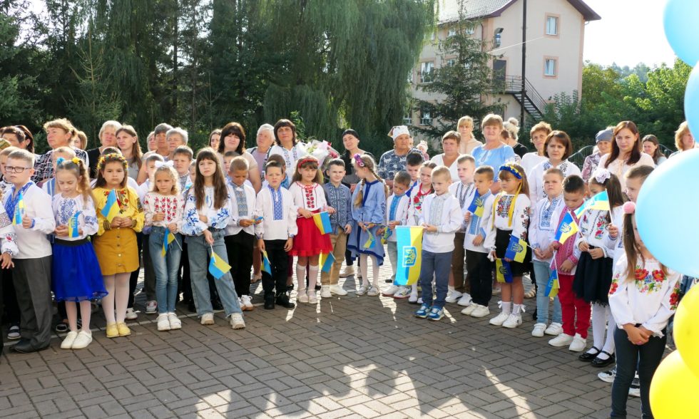 УЖЕ 20-Й РІК ПОСПІЛЬ ЧОРНОЛІЗЬКИЙ ЛІЦЕЙ ВІТАЄ ПЕРШАЧКІВ