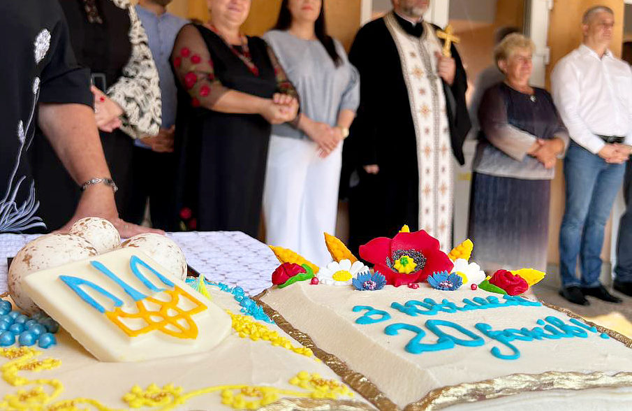 УЖЕ 20-Й РІК ПОСПІЛЬ ЧОРНОЛІЗЬКИЙ ЛІЦЕЙ ВІТАЄ ПЕРШАЧКІВ