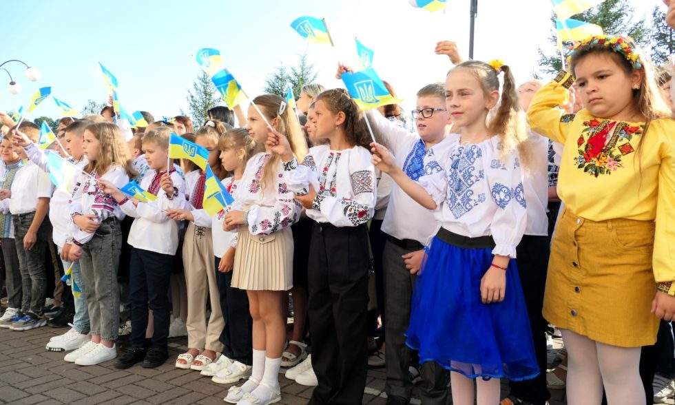 УЖЕ 20-Й РІК ПОСПІЛЬ ЧОРНОЛІЗЬКИЙ ЛІЦЕЙ ВІТАЄ ПЕРШАЧКІВ