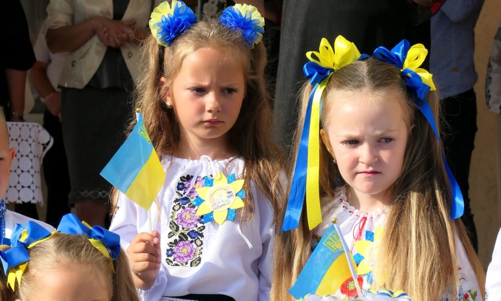 УЖЕ 20-Й РІК ПОСПІЛЬ ЧОРНОЛІЗЬКИЙ ЛІЦЕЙ ВІТАЄ ПЕРШАЧКІВ