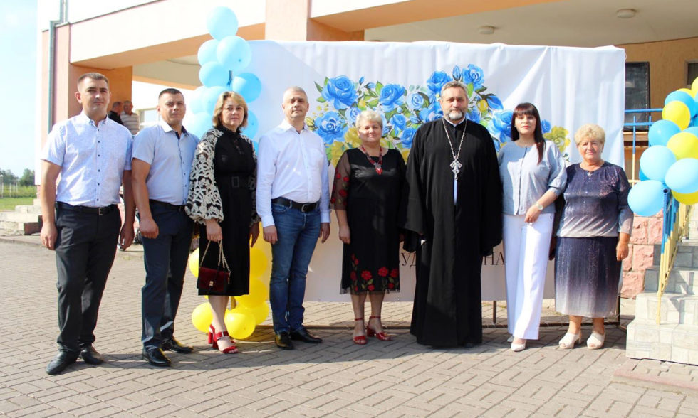 УЖЕ 20-Й РІК ПОСПІЛЬ ЧОРНОЛІЗЬКИЙ ЛІЦЕЙ ВІТАЄ ПЕРШАЧКІВ