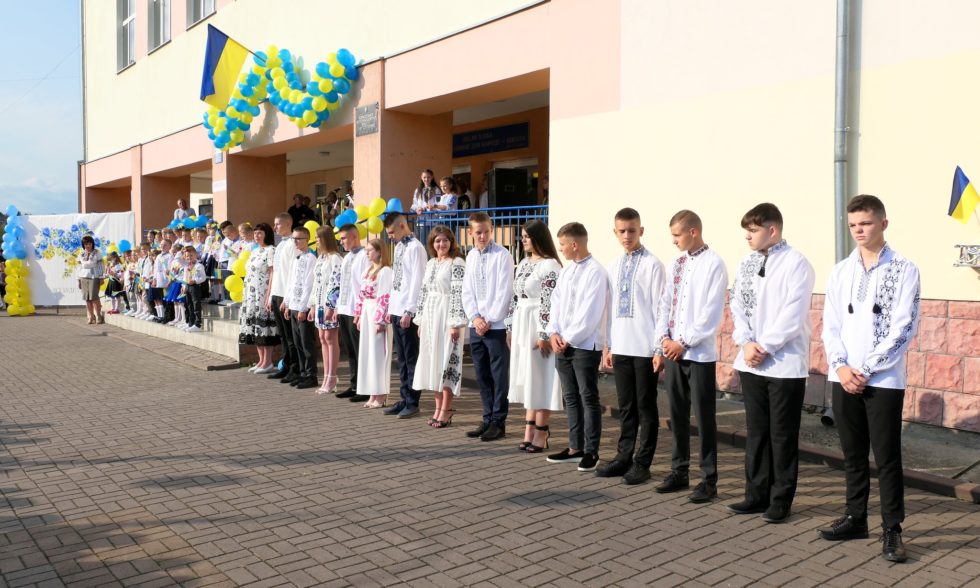 УЖЕ 20-Й РІК ПОСПІЛЬ ЧОРНОЛІЗЬКИЙ ЛІЦЕЙ ВІТАЄ ПЕРШАЧКІВ