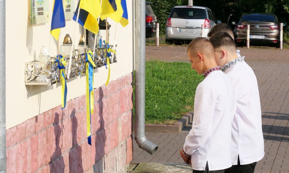 УЖЕ 20-Й РІК ПОСПІЛЬ ЧОРНОЛІЗЬКИЙ ЛІЦЕЙ ВІТАЄ ПЕРШАЧКІВ