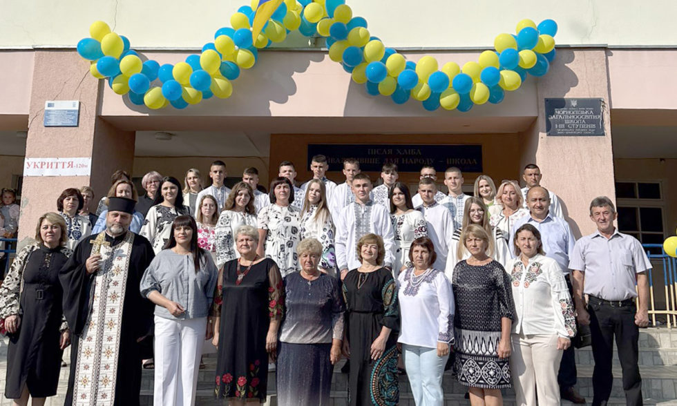 УЖЕ 20-Й РІК ПОСПІЛЬ ЧОРНОЛІЗЬКИЙ ЛІЦЕЙ ВІТАЄ ПЕРШАЧКІВ