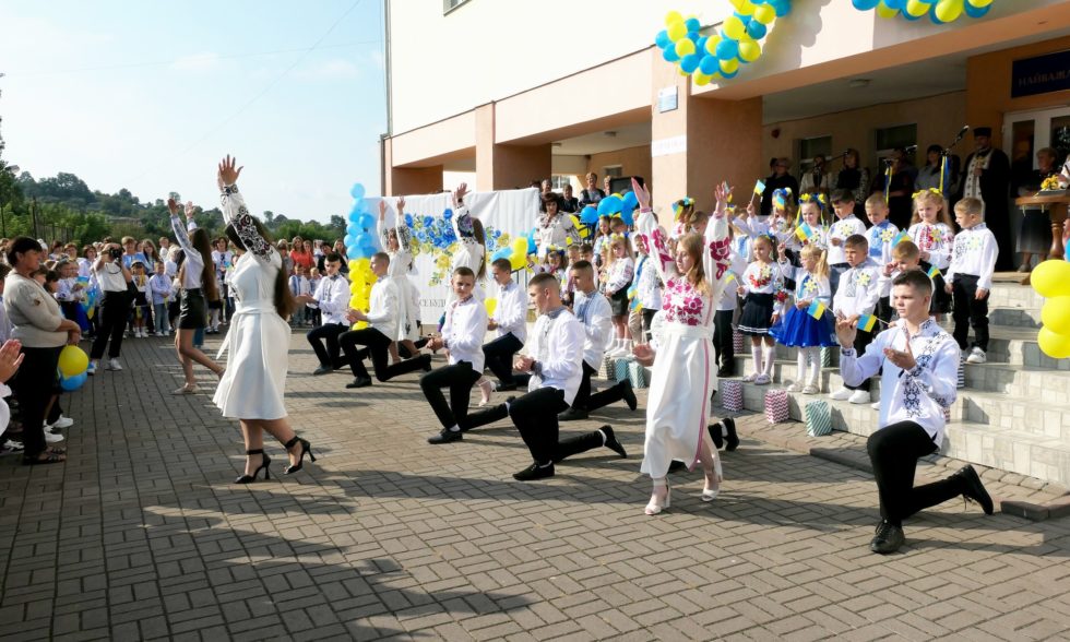 УЖЕ 20-Й РІК ПОСПІЛЬ ЧОРНОЛІЗЬКИЙ ЛІЦЕЙ ВІТАЄ ПЕРШАЧКІВ