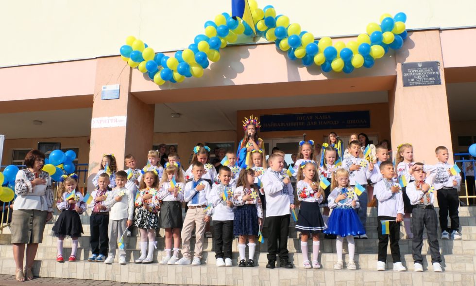 УЖЕ 20-Й РІК ПОСПІЛЬ ЧОРНОЛІЗЬКИЙ ЛІЦЕЙ ВІТАЄ ПЕРШАЧКІВ