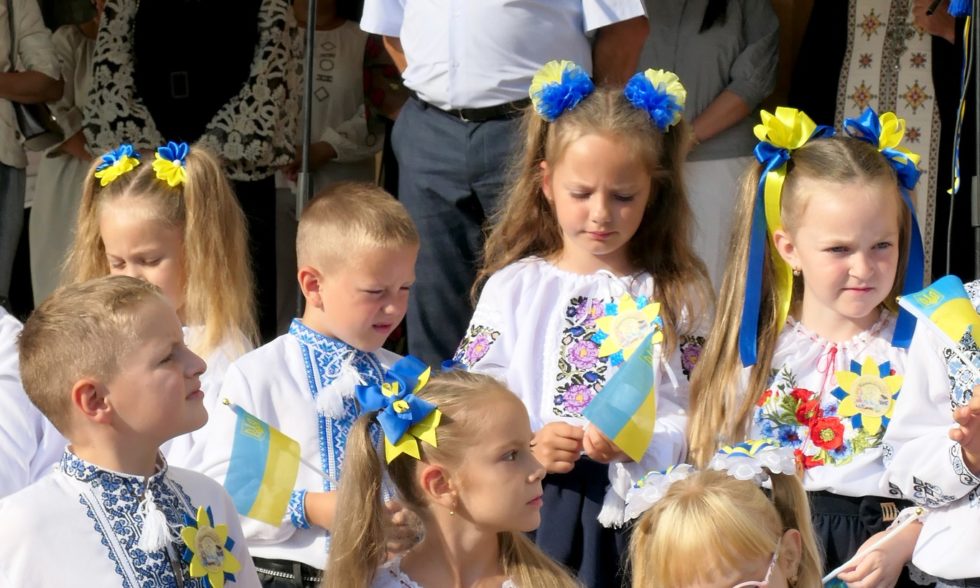 УЖЕ 20-Й РІК ПОСПІЛЬ ЧОРНОЛІЗЬКИЙ ЛІЦЕЙ ВІТАЄ ПЕРШАЧКІВ