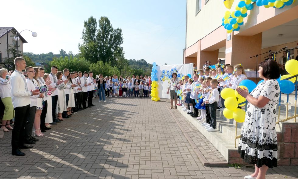 УЖЕ 20-Й РІК ПОСПІЛЬ ЧОРНОЛІЗЬКИЙ ЛІЦЕЙ ВІТАЄ ПЕРШАЧКІВ