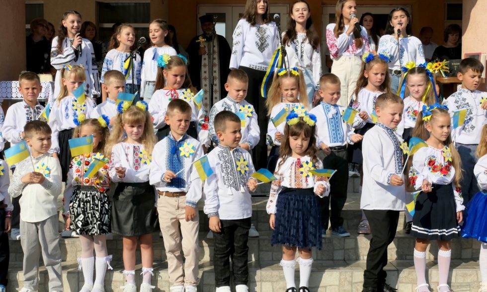 УЖЕ 20-Й РІК ПОСПІЛЬ ЧОРНОЛІЗЬКИЙ ЛІЦЕЙ ВІТАЄ ПЕРШАЧКІВ