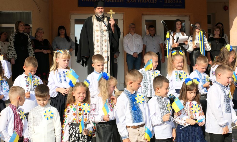 УЖЕ 20-Й РІК ПОСПІЛЬ ЧОРНОЛІЗЬКИЙ ЛІЦЕЙ ВІТАЄ ПЕРШАЧКІВ