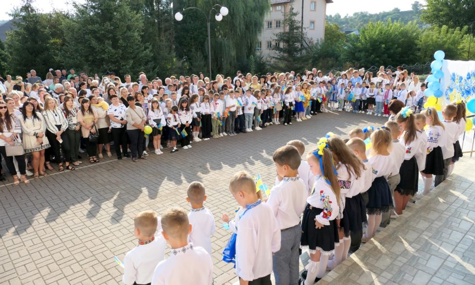 УЖЕ 20-Й РІК ПОСПІЛЬ ЧОРНОЛІЗЬКИЙ ЛІЦЕЙ ВІТАЄ ПЕРШАЧКІВ