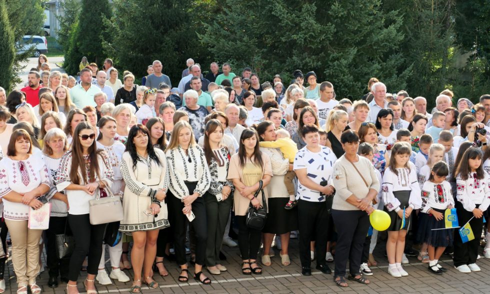 УЖЕ 20-Й РІК ПОСПІЛЬ ЧОРНОЛІЗЬКИЙ ЛІЦЕЙ ВІТАЄ ПЕРШАЧКІВ