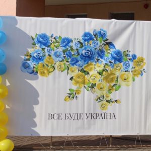 УЖЕ 20-Й РІК ПОСПІЛЬ ЧОРНОЛІЗЬКИЙ ЛІЦЕЙ ВІТАЄ ПЕРШАЧКІВ