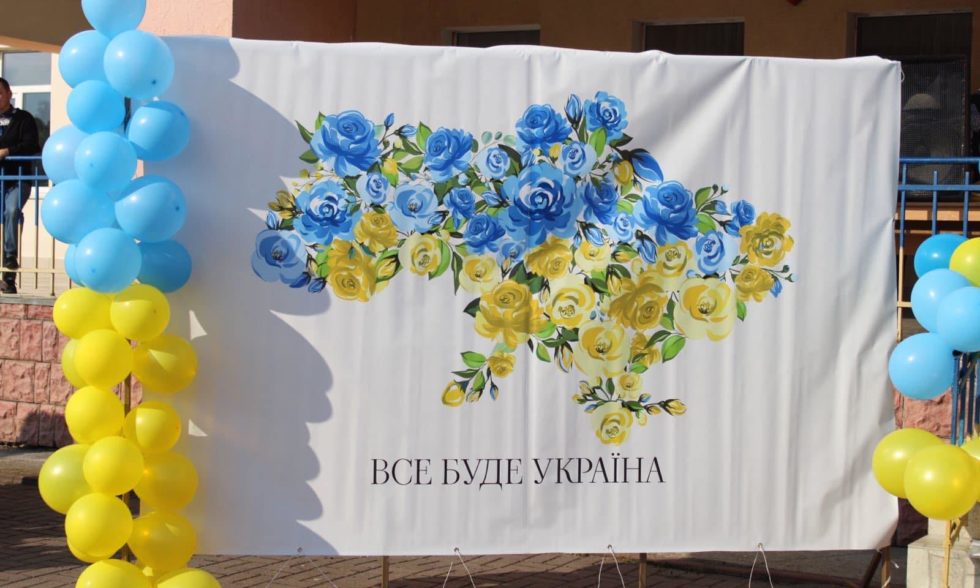 УЖЕ 20-Й РІК ПОСПІЛЬ ЧОРНОЛІЗЬКИЙ ЛІЦЕЙ ВІТАЄ ПЕРШАЧКІВ