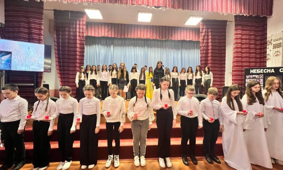 «Країна на коліна не встала –  Героям вічна слава!»