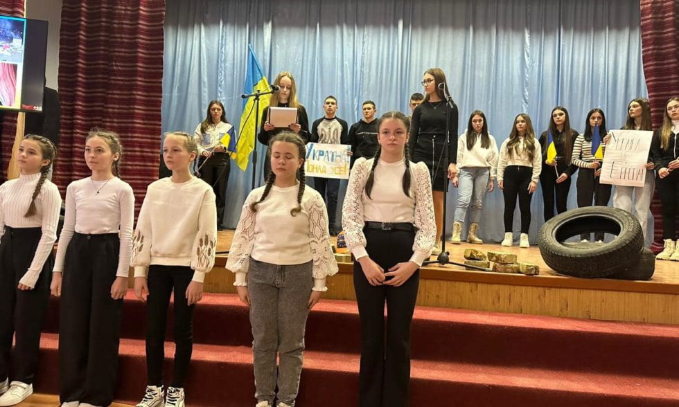 «Країна на коліна не встала –  Героям вічна слава!»