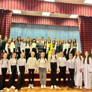 «Країна на коліна не встала –  Героям вічна слава!»