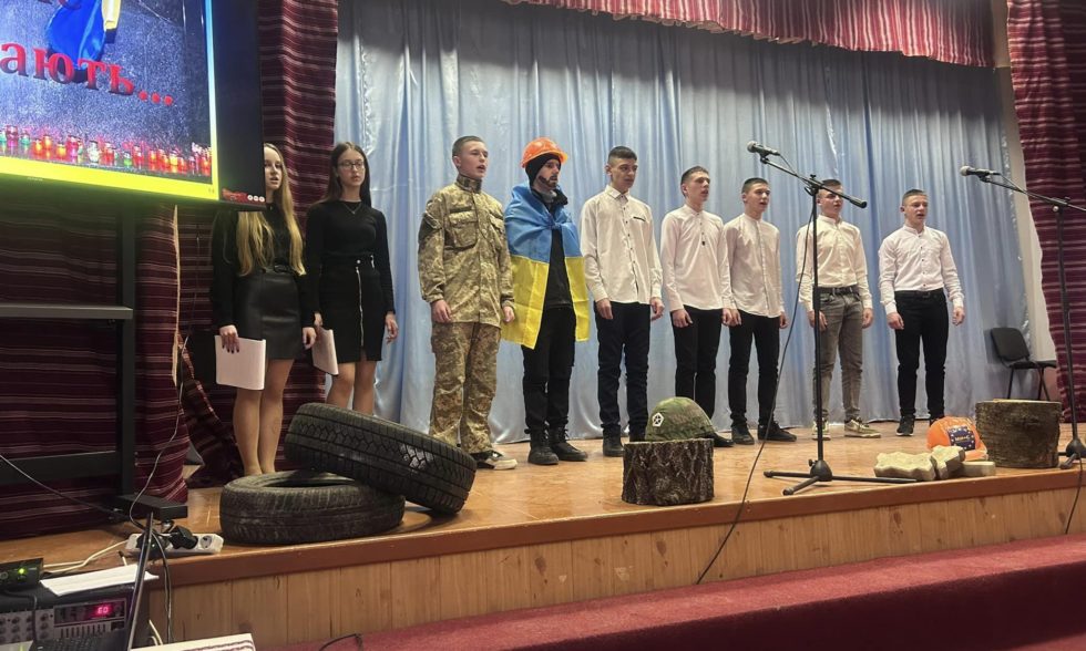 «Країна на коліна не встала –  Героям вічна слава!»