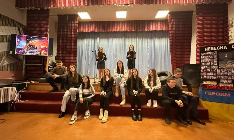 «Країна на коліна не встала –  Героям вічна слава!»