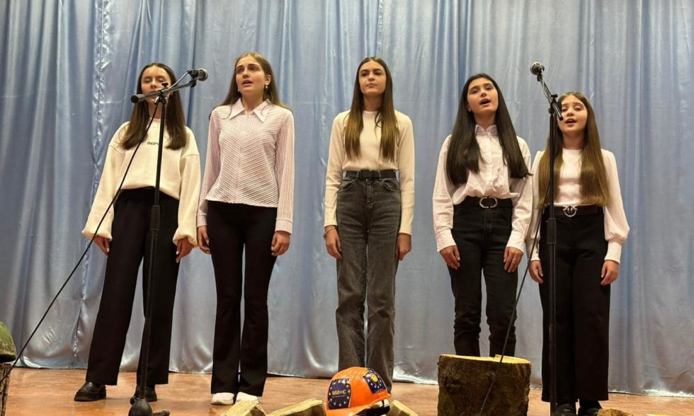 «Країна на коліна не встала –  Героям вічна слава!»