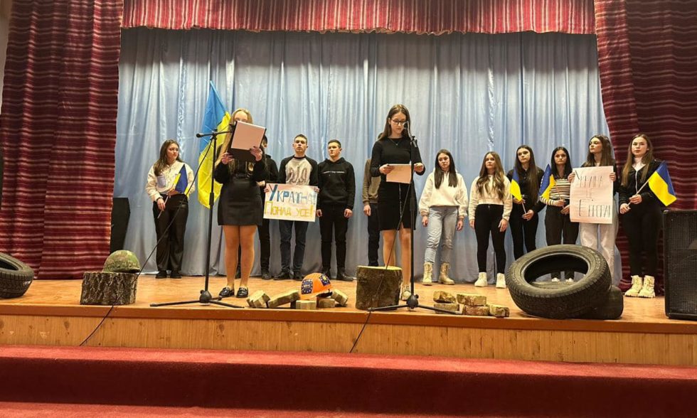 «Країна на коліна не встала –  Героям вічна слава!»