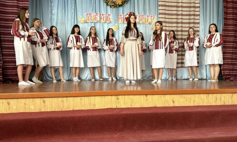 «На маминих долонях – калиновий діамант»