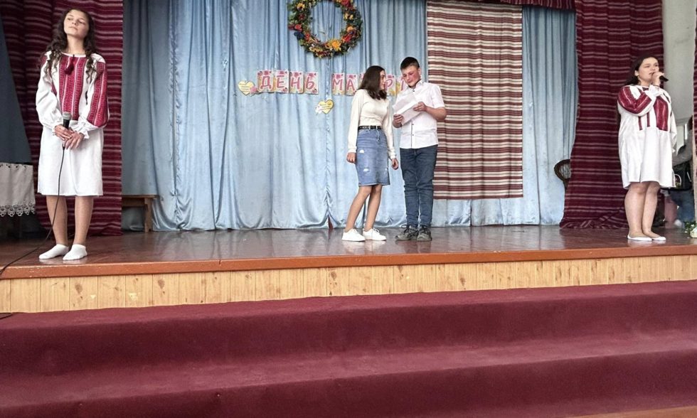 «На маминих долонях – калиновий діамант»