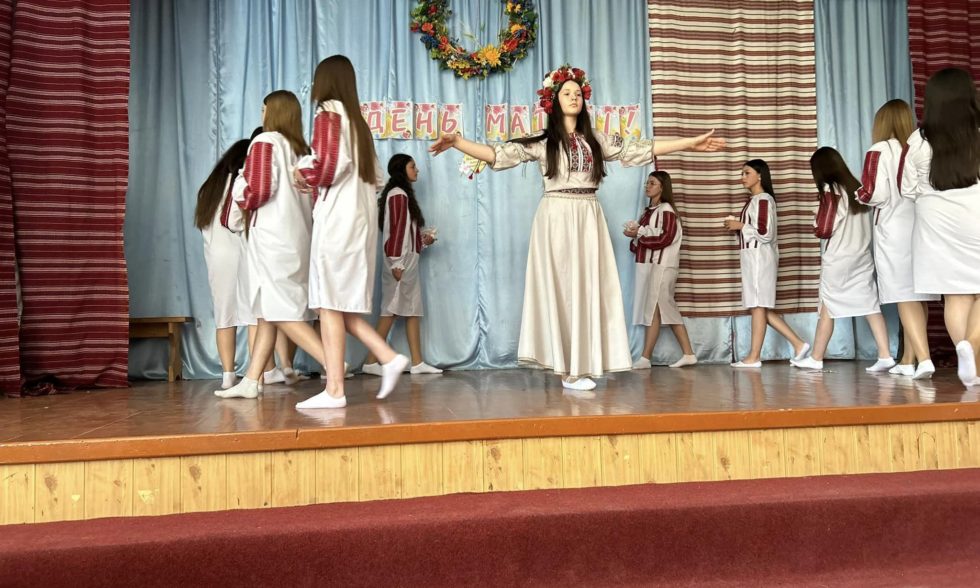 «На маминих долонях – калиновий діамант»