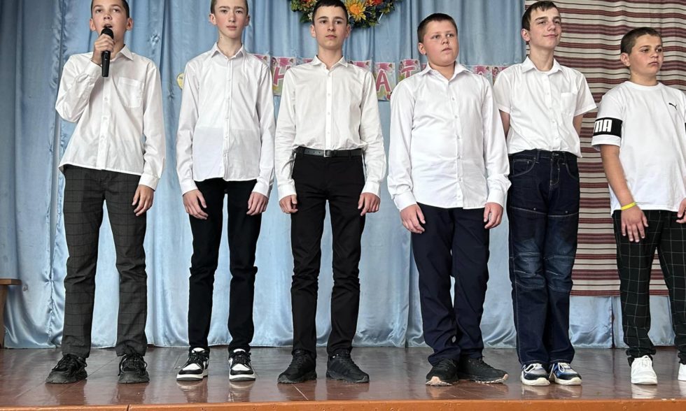 «На маминих долонях – калиновий діамант»