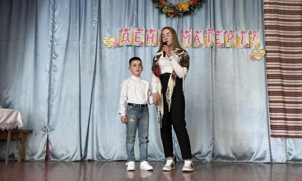 «На маминих долонях – калиновий діамант»