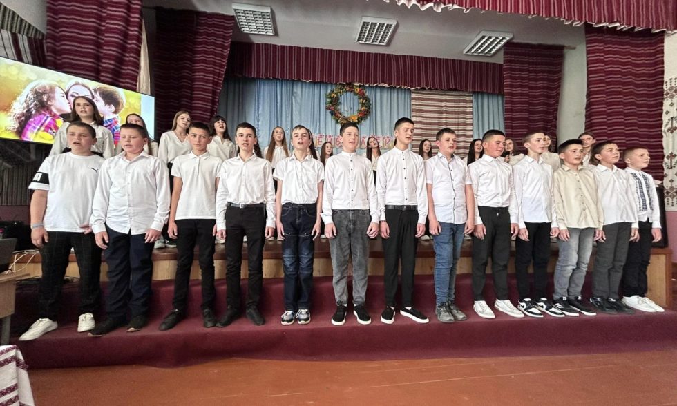 «На маминих долонях – калиновий діамант»