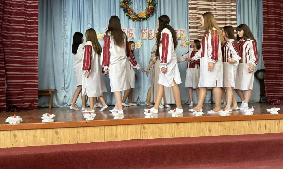 «На маминих долонях – калиновий діамант»