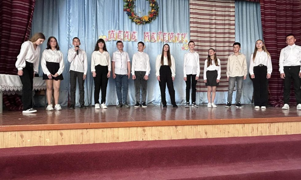 «На маминих долонях – калиновий діамант»