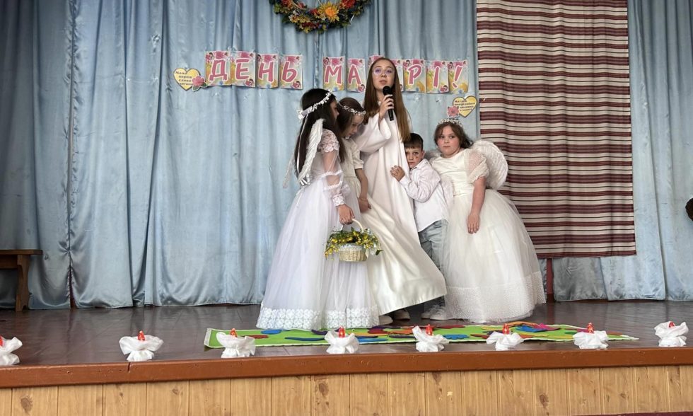 «На маминих долонях – калиновий діамант»