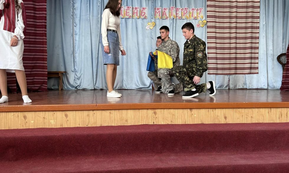 «На маминих долонях – калиновий діамант»