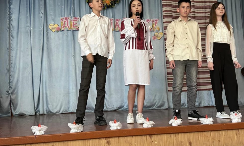 «На маминих долонях – калиновий діамант»