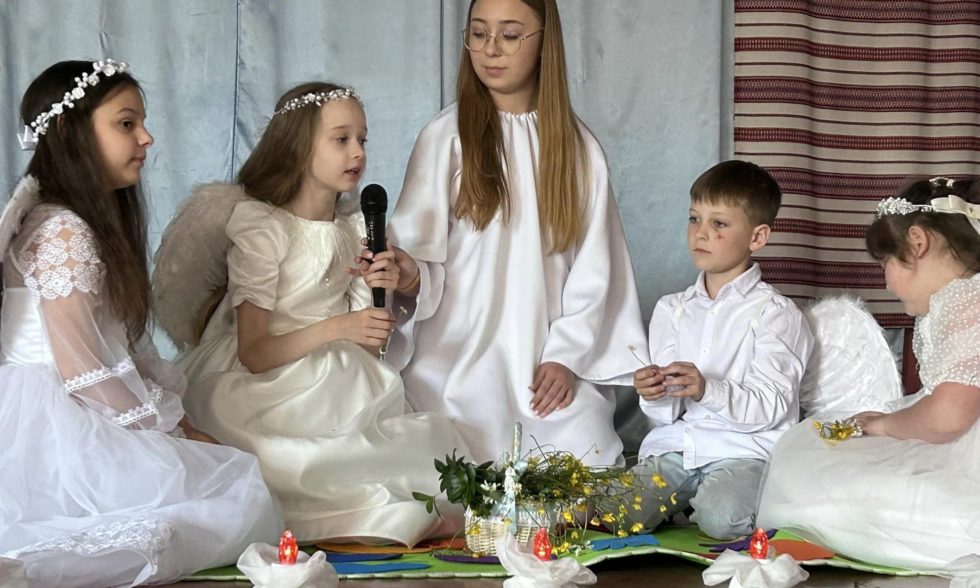 «На маминих долонях – калиновий діамант»