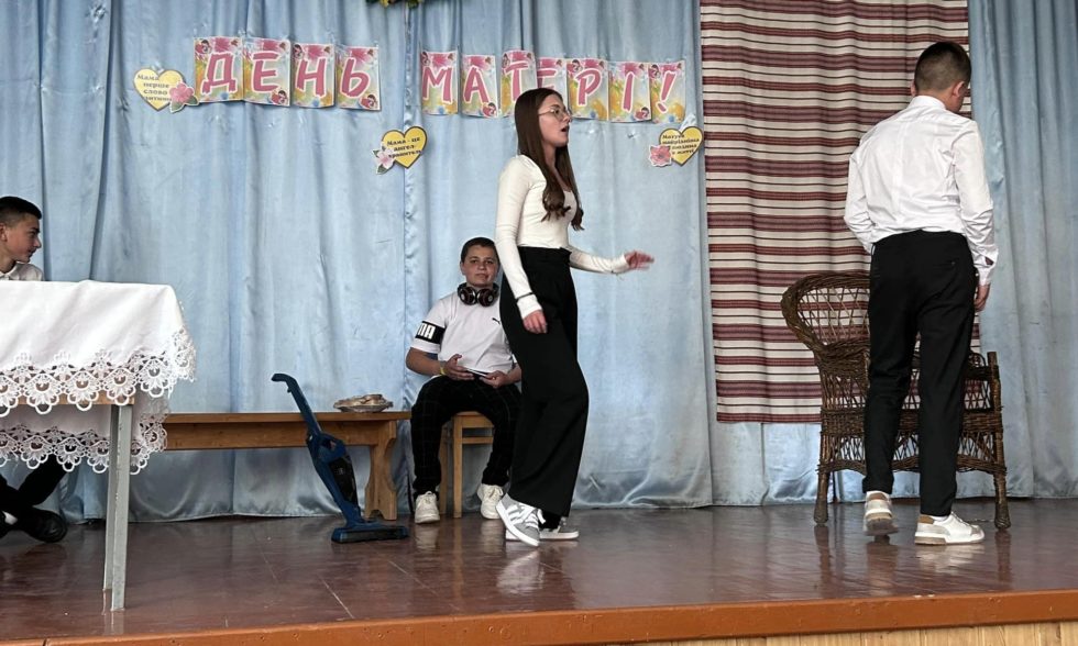 «На маминих долонях – калиновий діамант»