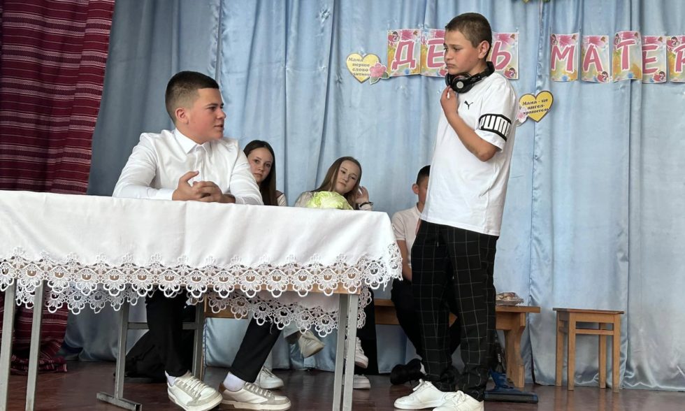 «На маминих долонях – калиновий діамант»